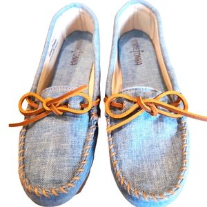 Minnetonka Blue Denim Print Canvas Moccasins. Size 7